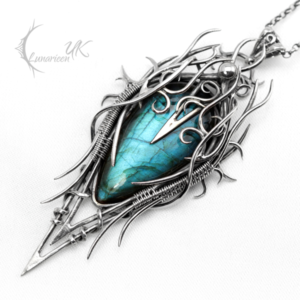 DYRKNHNAR - silver and labradorite.