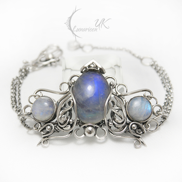 YHTMANTIEEL - silver and moonstone.