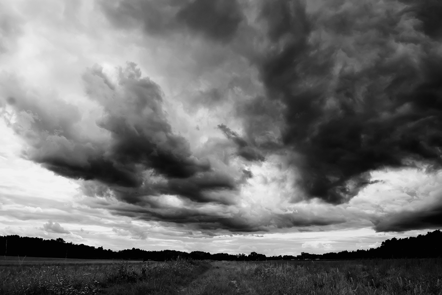 Wolken ziehen uebers Land II