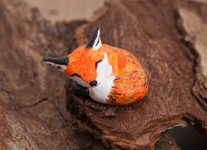 Sleeping red fox totem