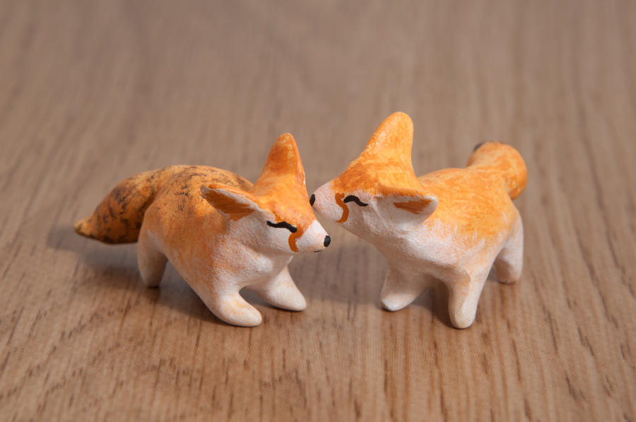 Couple of fennec foxes in polymer clay by lifedancecreations