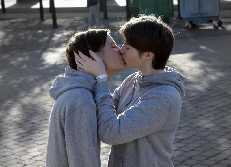 18 где мальчик с мальчиком. Любовь двух мальчиков. Поцелуй мальчиков. Два мальчика целуются. Мальчик целует мальчика.