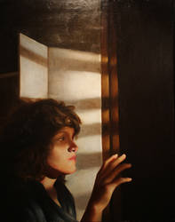 Mujer mirando a traves de la ventana