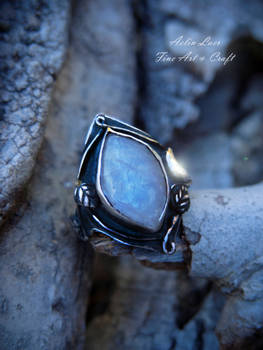 Glinting Radiance silver ring with moonstone