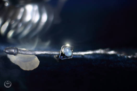 Illithen silver ring with moonstone