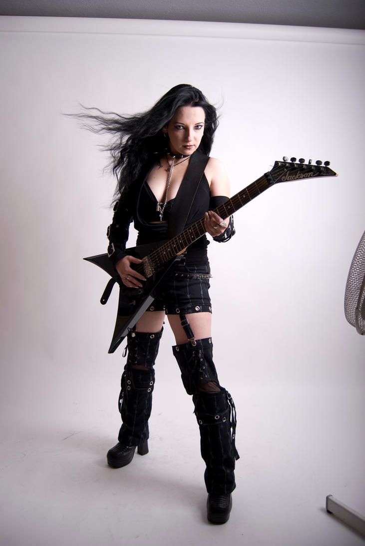 Стиль хеви метал в одежде женщины