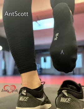 Giantess girlfriend inshoe at the gym