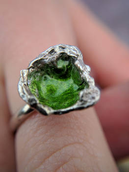 Enamelled water-cast ring