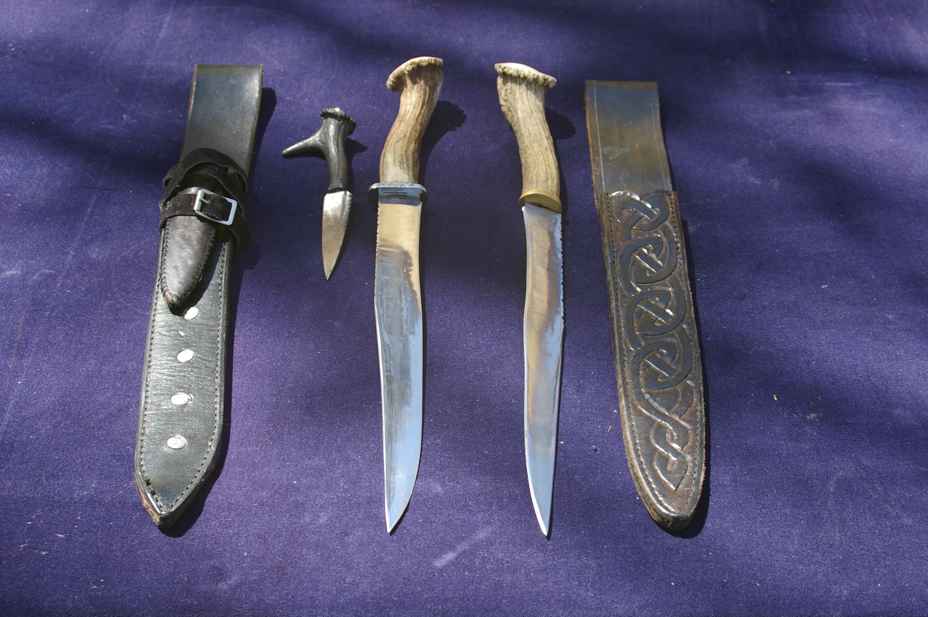 twin fighting daggers