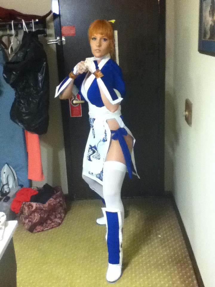 Kasumi cosplay ready to roll out of the hotel room