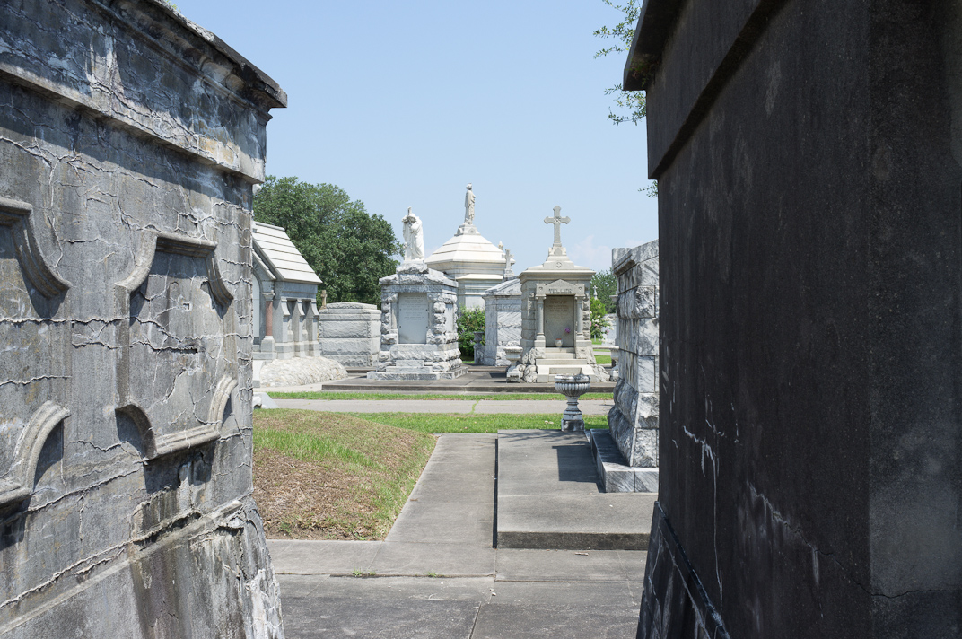 Metairie: Between the Tombs