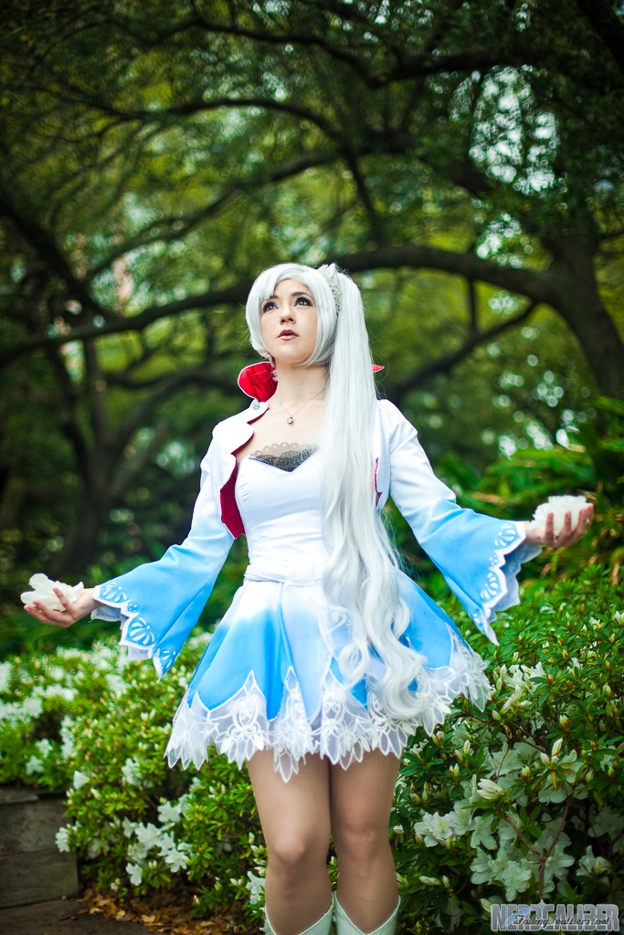 Weiss Schnee Standing Tall