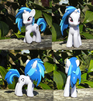 Vinyl Scratch Lost Her Glasses