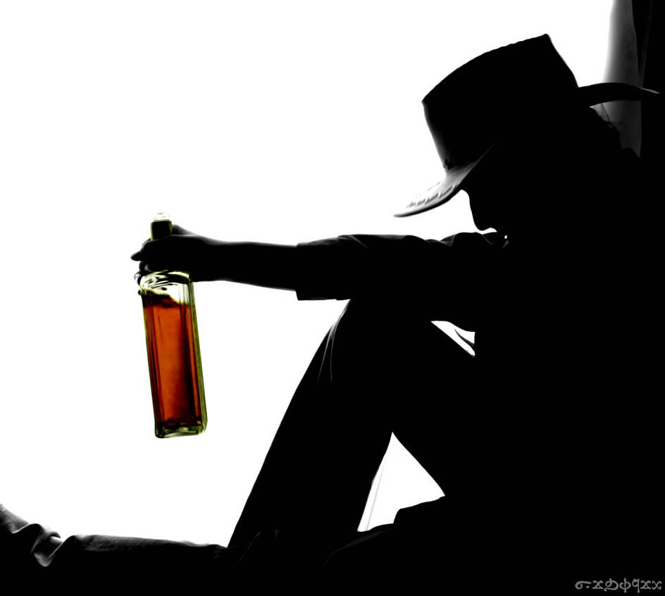 Виски шляпа. Мужчина с бутылкой. Молодой человек с бутылкой. Виски с человеком на бутылке. Парень пьет виски.
