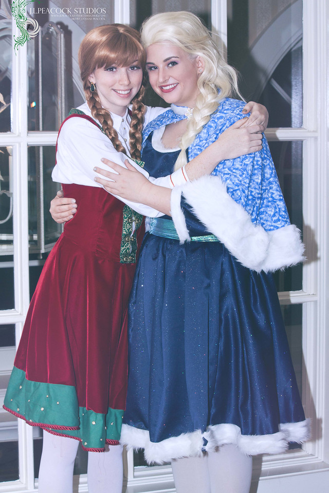 Christmas Anna and Elsa from Frozen by Nostalchick