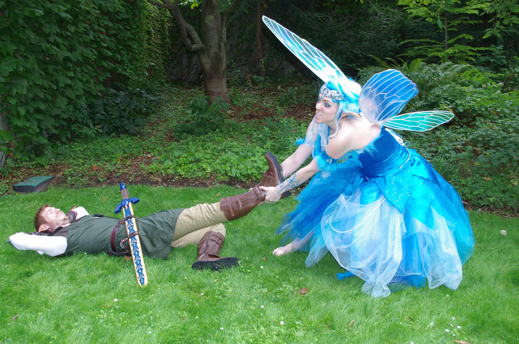 IT'S NOT FUNNY, LINK! // Navi + Link cosplay LOZ