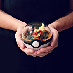 Poke Ball Terrarium - Flareon - Medium