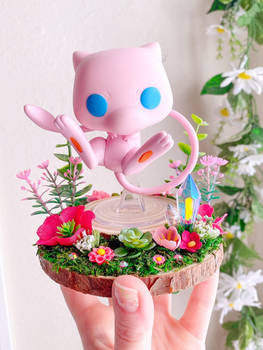 Woodland Display Stump - Pink Mew