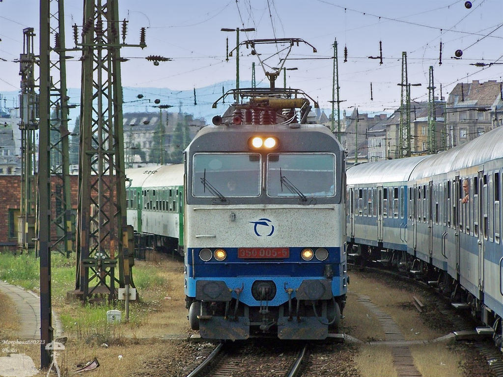 ZssK 350 with Eurocity train