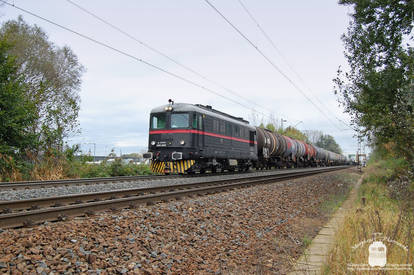 609 003 with a freight train near Gyor