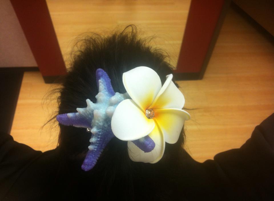 Silicone purple starfish hair clip.