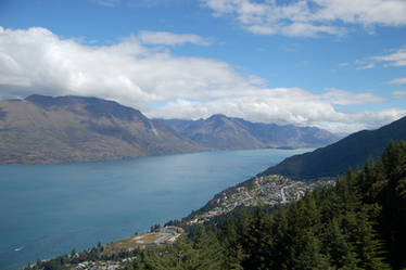 NZ Big river, mountains in bg