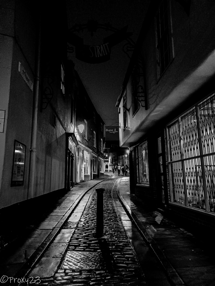 Alleys at night by PoisonCreeper on DeviantArt
