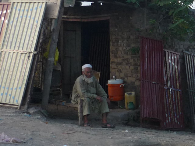 Poverty in Pakistan, Old man