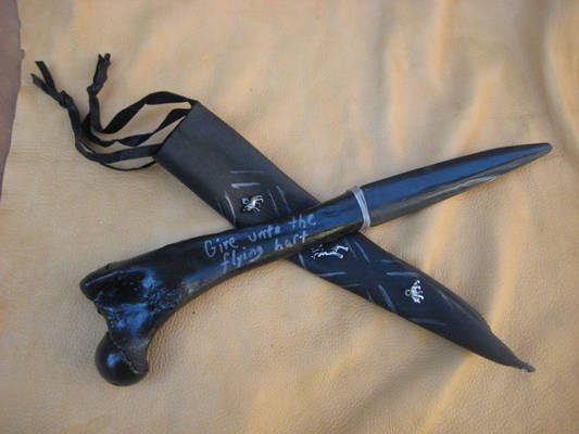 Large bear Artemis knife 1