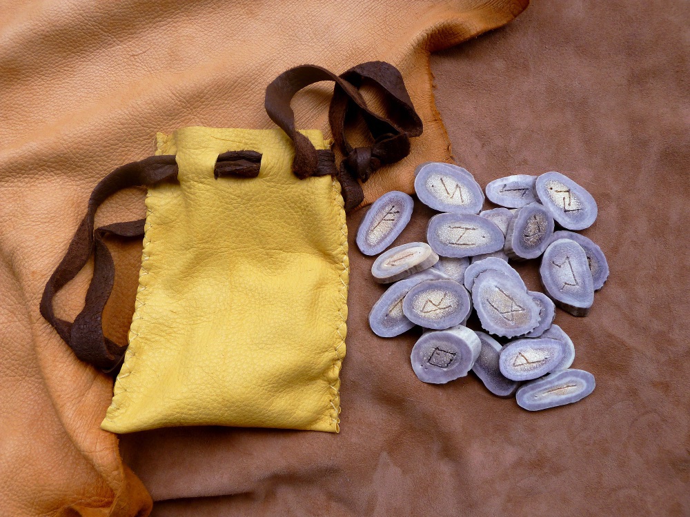 Large deluxe antler runes/deerskin pouch