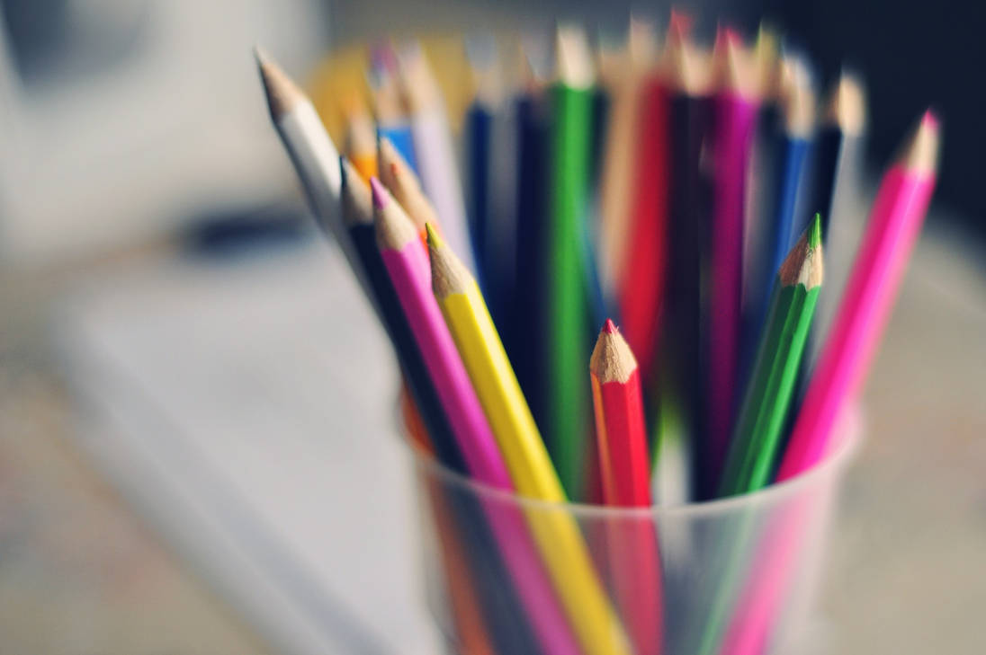 Цветной предмет. Цветные карандаши в стаканчике. Цветные карандаши на столе. Стакан с карандашами. Карандаши и ручки много.