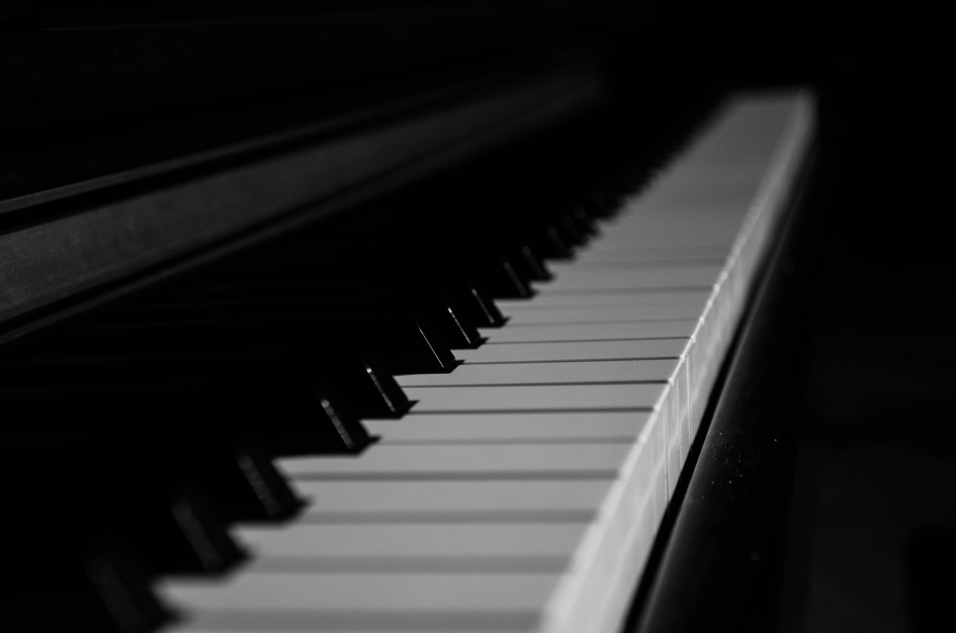 BnW piano