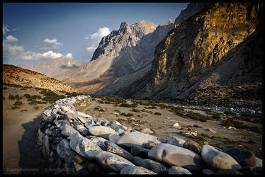 Mani wall near Chharka Bhot