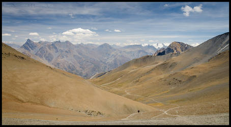 Trekkers climbing to cross Chan La (5378m)