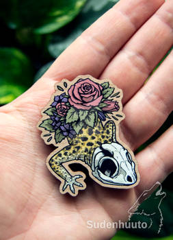 Skull gecko wooden pin/magnet