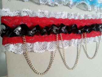 Bridal / costume garter with skulls and chains