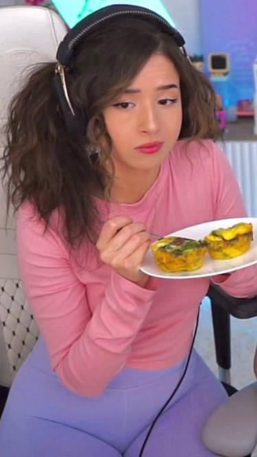 Do you put pinapple on pizza? 🤔 #pokimane #pokimaneclips #poki #twitc