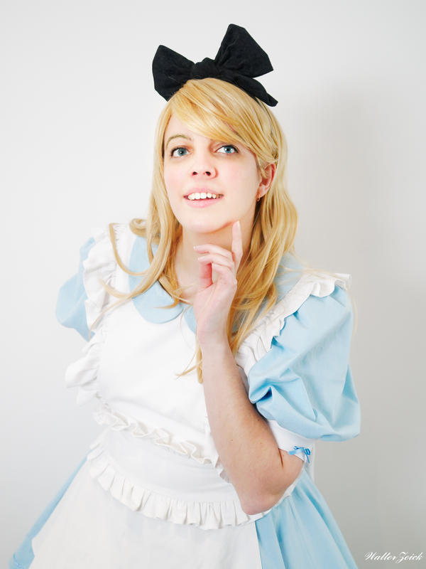 Cosplay - Page 11 Alice_in_wonderland_by_deltacode_ddpa5wm-fullview.jpg?token=eyJ0eXAiOiJKV1QiLCJhbGciOiJIUzI1NiJ9.eyJzdWIiOiJ1cm46YXBwOjdlMGQxODg5ODIyNjQzNzNhNWYwZDQxNWVhMGQyNmUwIiwiaXNzIjoidXJuOmFwcDo3ZTBkMTg4OTgyMjY0MzczYTVmMGQ0MTVlYTBkMjZlMCIsIm9iaiI6W1t7ImhlaWdodCI6Ijw9MjEzMSIsInBhdGgiOiJcL2ZcLzZmMDI4YWU3LWQ2NWItNDI1MC1hNjM3LWI2ZWJjOWVlYWM3Y1wvZGRwYTV3bS0xZDMxNGNkMS1mMjYyLTRiNDQtYTcyYS02OGUxM2U3MjA2NWQuanBnIiwid2lkdGgiOiI8PTE2MDAifV1dLCJhdWQiOlsidXJuOnNlcnZpY2U6aW1hZ2Uub3BlcmF0aW9ucyJdfQ