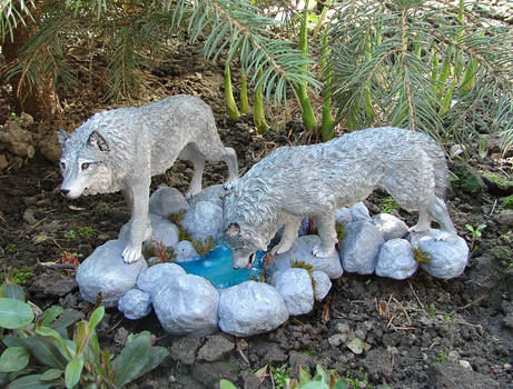 Wolves drinking water figurine