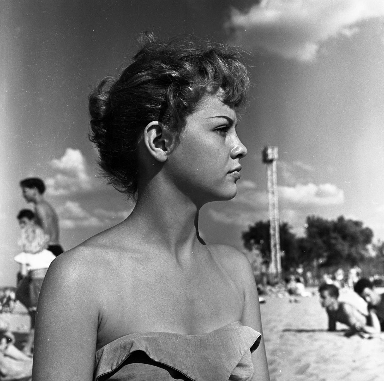 Beach Goddess by FarCanal3 on DeviantArt