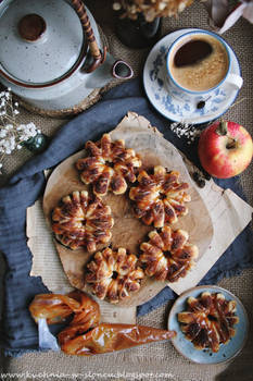 Puff pastry apple rings II