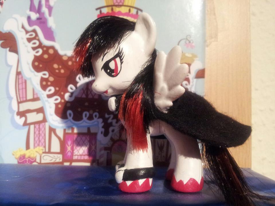 Brushable OC Ponysona  - Shadow Vampire