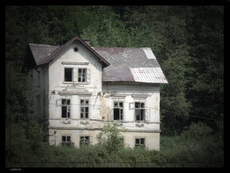 the mysterious broken house