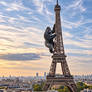 Gorilla klettert auf Eiffelturm in Paris
