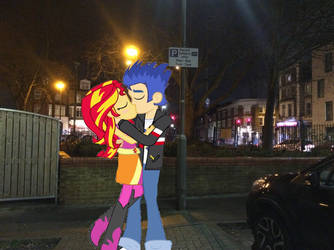 sunset shimemr and flash shimmer kissing in london