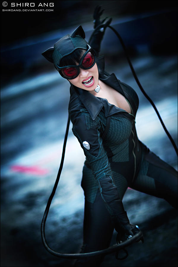Женскую кошечку. Yaya Han Catwoman. Catwoman костюм. Catwoman Cosplay Эйден Эшли. Batman Arkham City Catwoman Cosplay.
