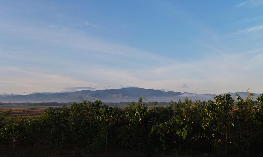 Bundok sa likod ng bahay