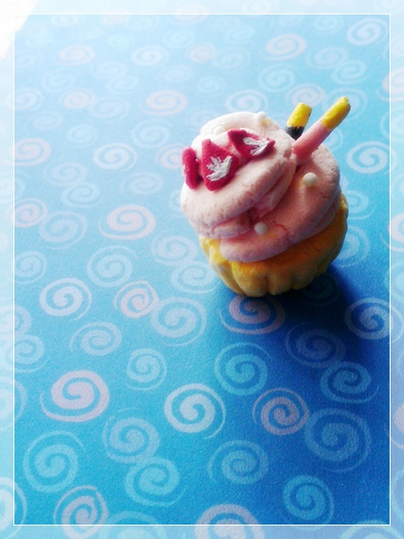 strawberry cupcake with pocky2