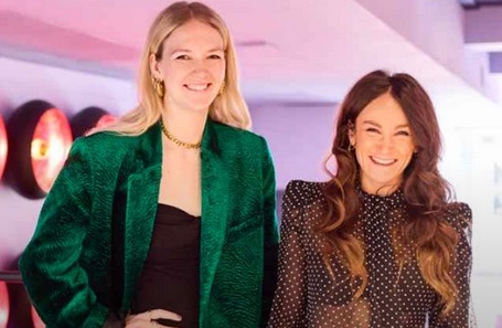 Dutch Ad for a Bank.. Tall woman meets Taller Girl