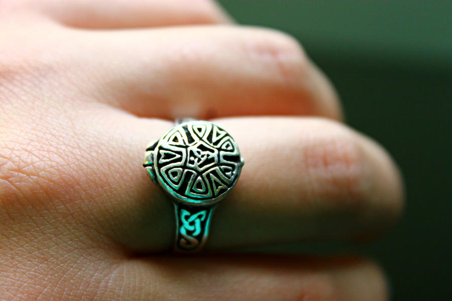 Celtic poison ring